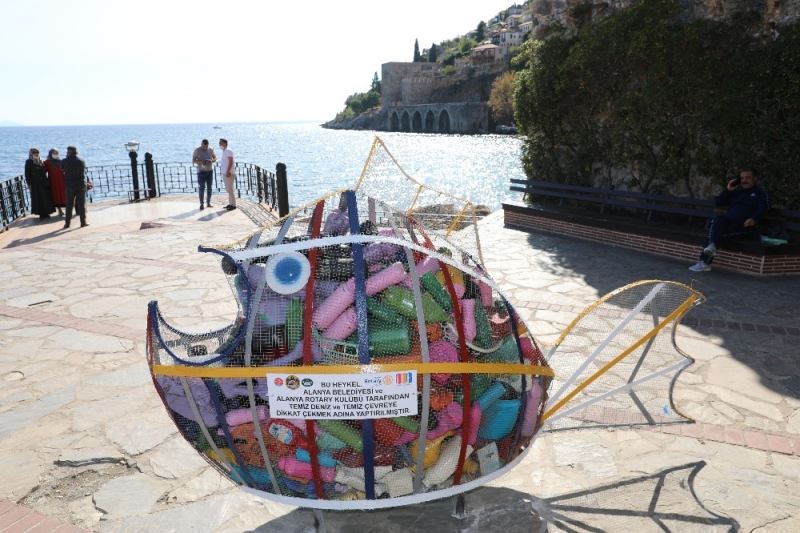 Denizden çıkartılan atıklarla balık heykeli yapıldı
