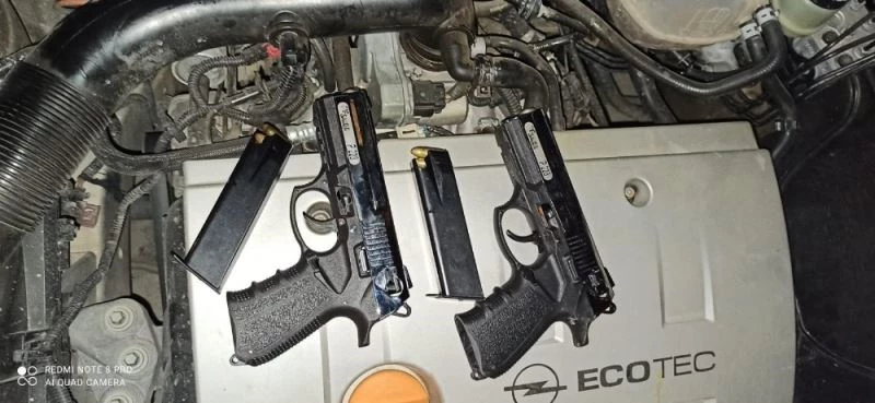 Amasya’da arabanın kaputundan ruhsatsız tabanca çıktı
