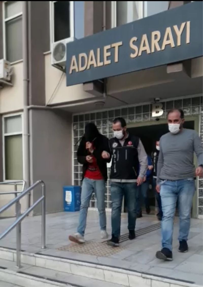 Davetsiz misafir bağımlı değil polis çıkınca, planlar alt üst oldu
