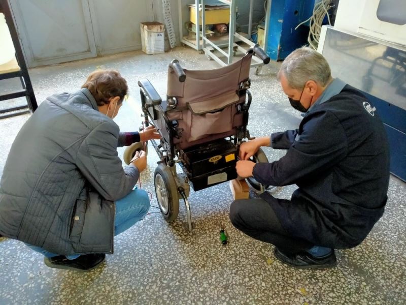 Engelli bireylerin arızalanan akülü araçlarını öğretmenler tamir edecek
