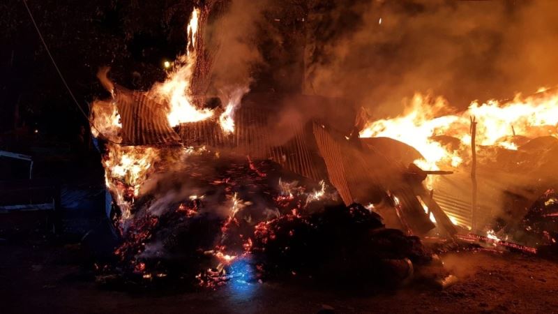 3 ambar, bir ahırın yandığı köyde yangın evlere sıçramadan söndürüldü
