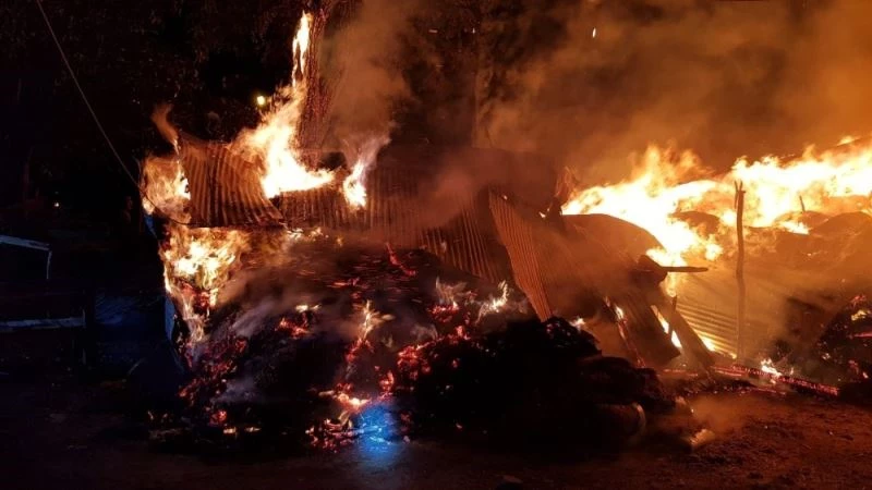 3 ambar, bir ahırın yandığı köyde yangın evlere sıçramadan söndürüldü

