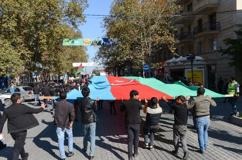 Azerbaycan’da Bayrak Günü Şuşa zaferiyle birlikte coşkuyla kutlandı

