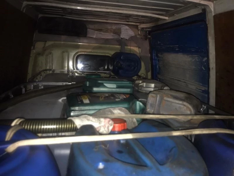 Binlerce litrelik varillerin içerisinden atık madeni yağlar çıktı
