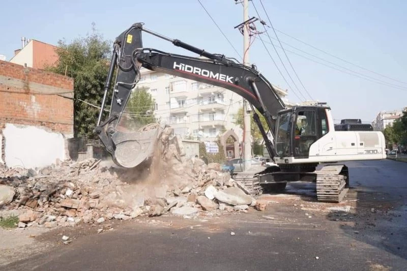 Bağlar’da kamulaştırma kararı alınan yapılara yıkım
