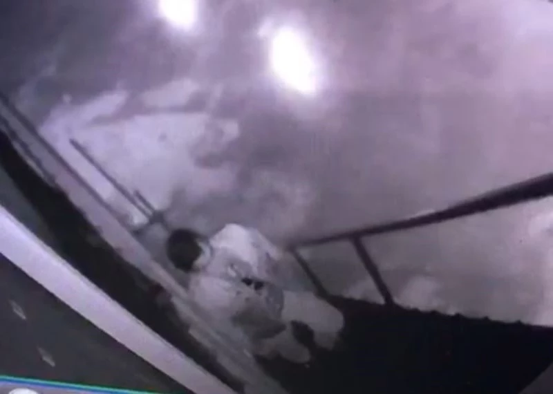 Bursa’da farklı işyerlerinden hırsızlık yapan zanlı dövmesinden yakalandı
