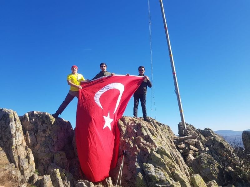 Dağ yöresinin zirvesindeki bayrak yenilendi
