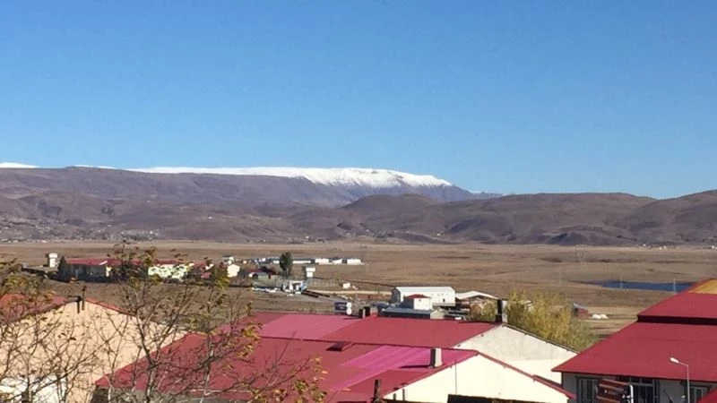 Karlıova’nın dağlarına ilk kar düştü, havalar soğudu
