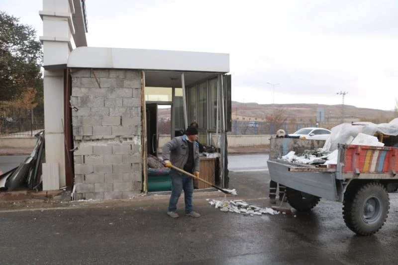 Kamyon güvenlik kulübesine çarptı
