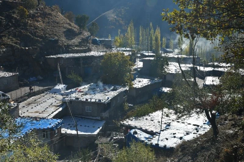 Şırnak’ta kerpiç evlerin damı, yağıştan korumak için çadır ve brandalarla örtülüyor
