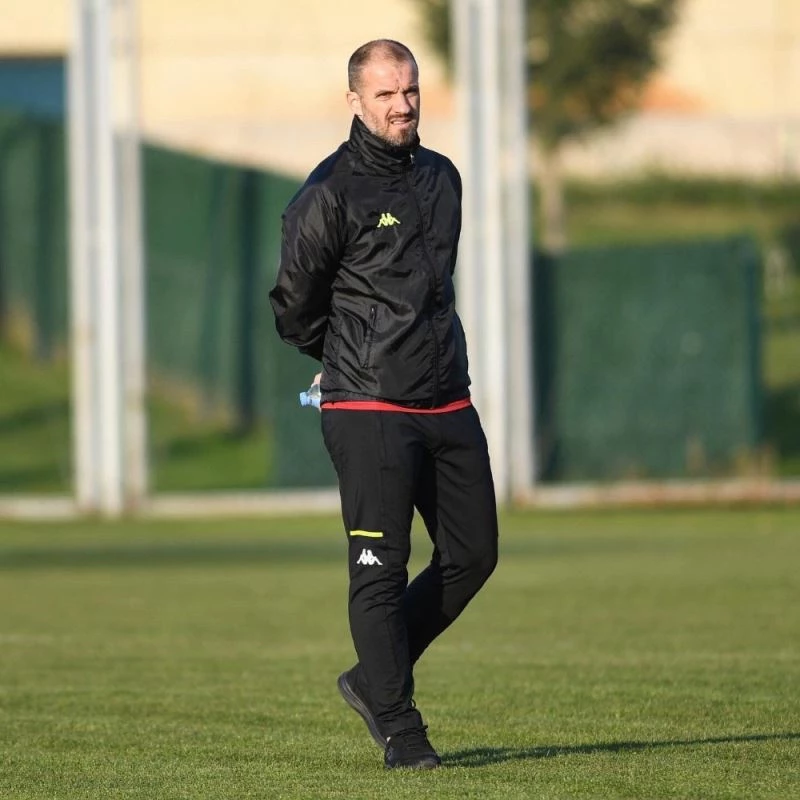 Bursaspor Teknik Direktörü Mustafa Er: “Başımızı kaldırıp yola devam edeceğiz”
