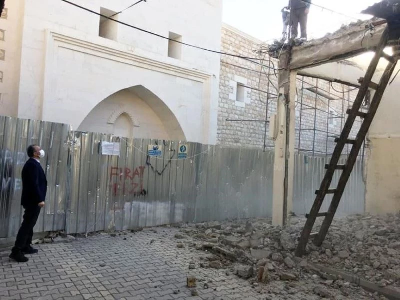 Kılınç, oturakçı pazarındaki restorasyon çalışmalarını inceledi
