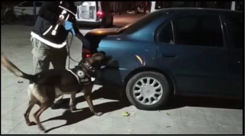 Madde bağımlılarına uyuşturucu taşıyan 2 yabancıya operasyon
