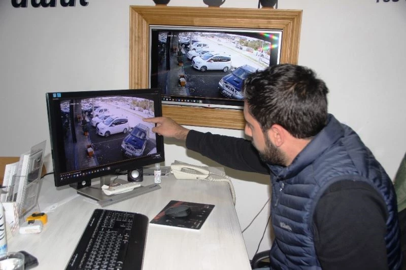 Vicdansız sürücü, köpeği ezip yoluna devam etti
