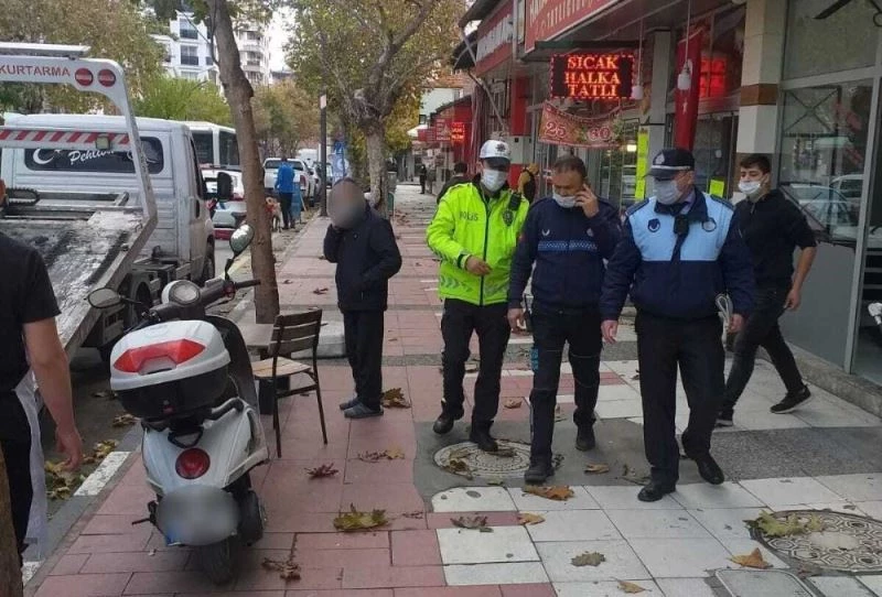 Kaldırımlara gelişigüzel bırakılan motosikletlerin sürücülerine işlem
