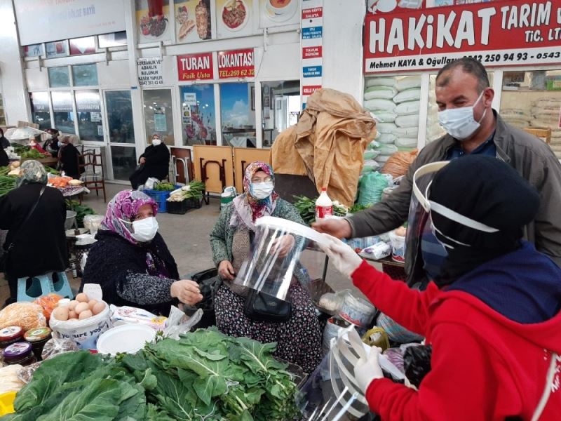 Kendi ürettikleri 400 siperlikli maskeyi dağıttılar
