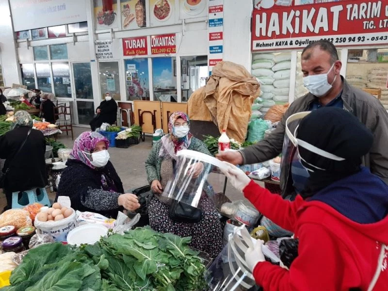 Kendi ürettikleri 400 siperlikli maskeyi dağıttılar
