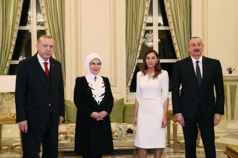 Cumhurbaşkanı Erdoğan ve eşi Emine Erdoğan Bakü’de resmi aile yemeğine katıldı
