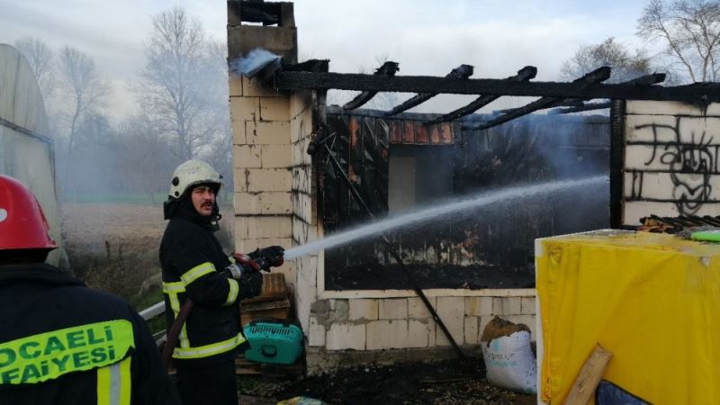 Prefabrik ev alev alev yandı
