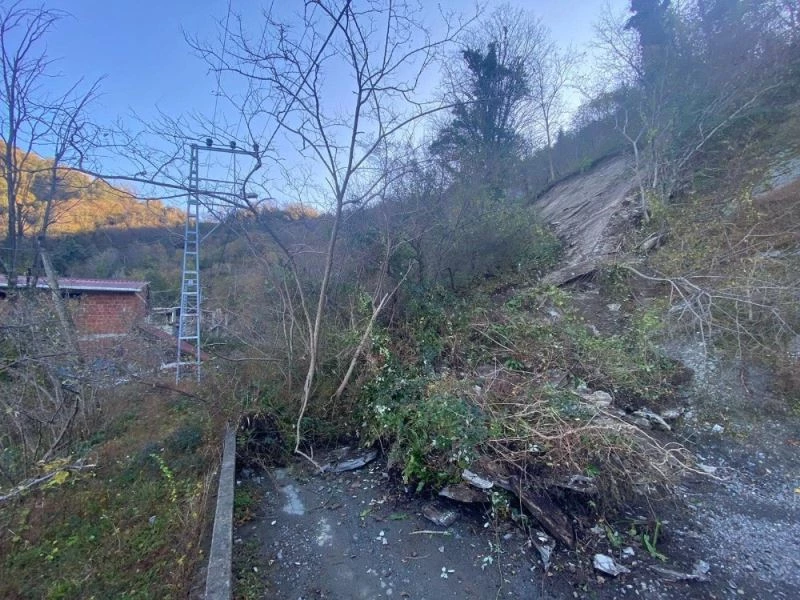 Artvin’in Hopa ilçesindeki heyelan korkuttu
