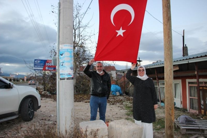Türk bayrağı yenisiyle değiştirildi

