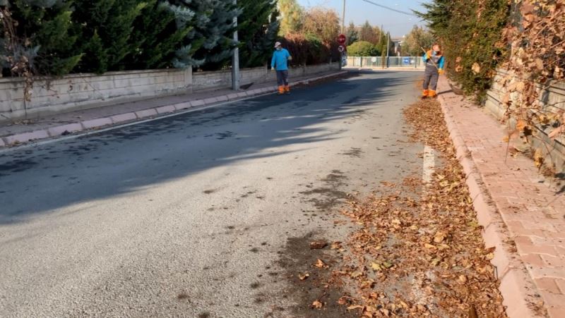 Kuru yapraklar geri dönüşüyor,  Melikgazi’nin parklarına gübre oluyor
