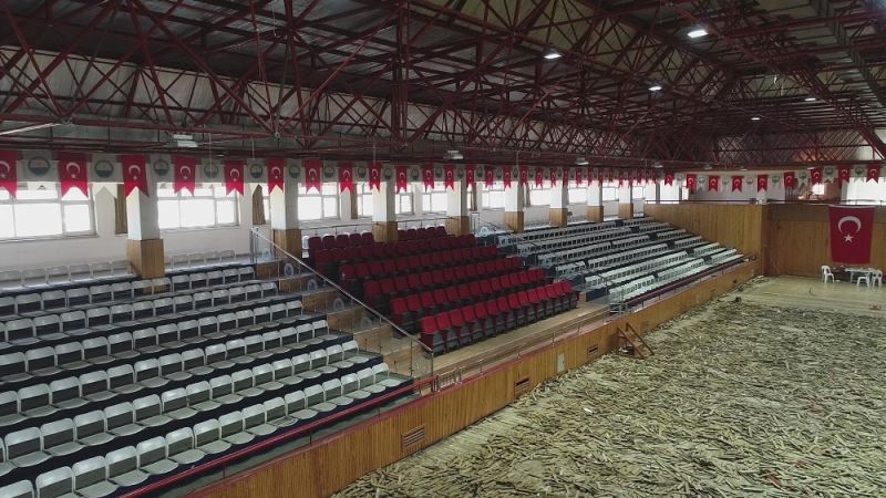 Gölbaşı Belediyesi, Cumhuriyet Kapalı Spor Salonu’nun tadilat işlemlerine başladı
