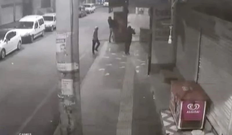 Kısıtlamayı fırsat bilen hırsızların meşrubat dolabındaki içecekleri çaldığı an kamerada
