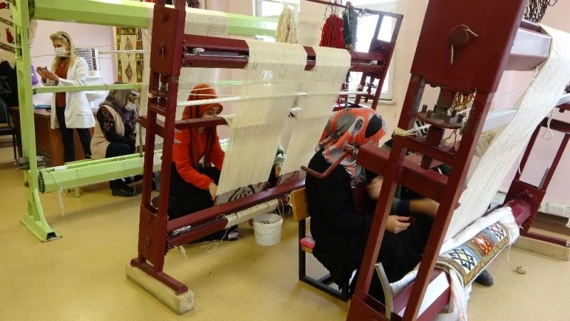 Kadınlar devlet destekli kursla meslek öğreniyor
