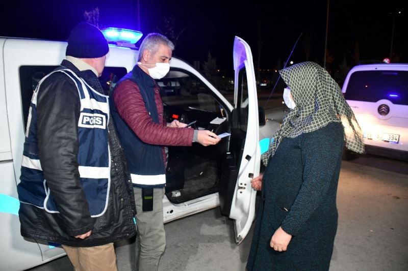 Kısıtlamada polis tarafından evine bırakılan kadın: “Allah devletimize, polisimize ziyan vermesin”
