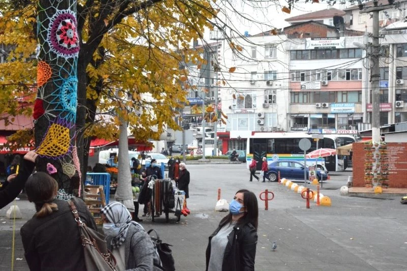 Ağaçlar renkli el örgüleriyle süslendi
