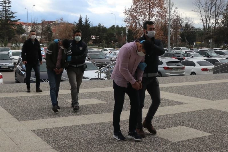 Soydukları işyerini ikinci kez soymaya hazırlanan 2 şüpheli yakayı ele verdi
