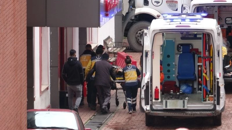 Traktörüyle uçuruma yuvarlandı: 1 yaralı
