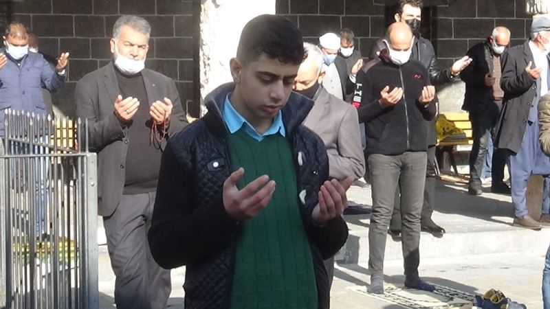 Diyarbakır’da eller semaya yağmur duası için kalktı
