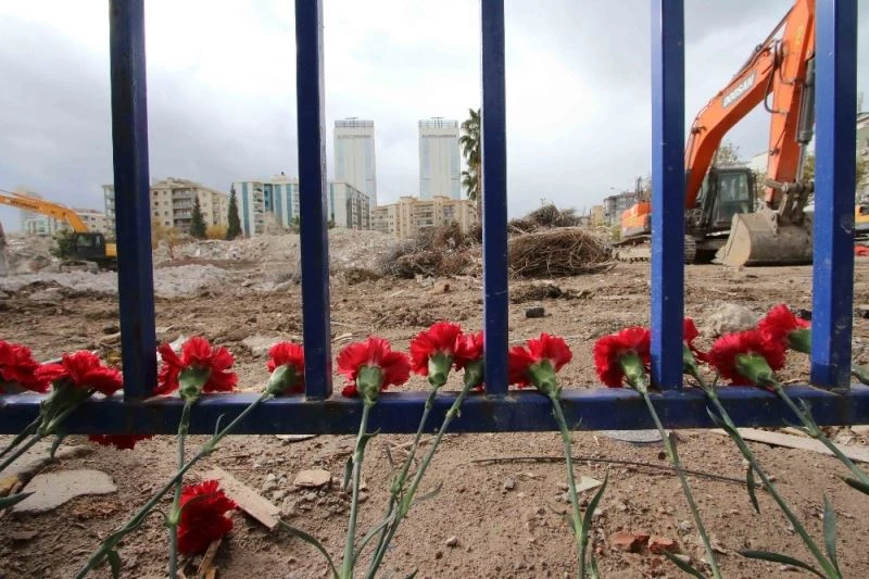 Başkan Sandal, depremde hayatını kaybedenler için lokma döktürdü, karanfil bıraktı
