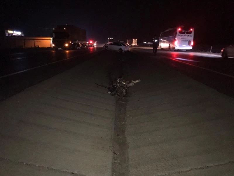 Tıra çarpan otomobilin motoru 25 metre uzağa fırladı
