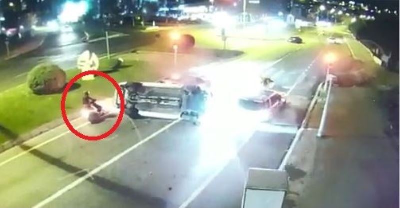 Kırmızı ışıktaki araçlara daldı: Motosikletli ezilmekten kıl payı kurtuldu
