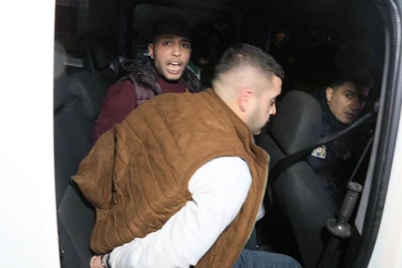 Dur ihtarına uymayarak polislerin üzerine aracını sürüp kaçan sürücü kıskıvrak yakalandı
