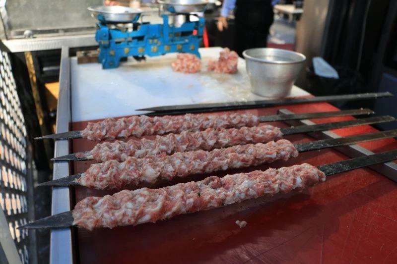 Adana’da karantinadakiler de Adana Kebap’tan mahrum kalmıyor
