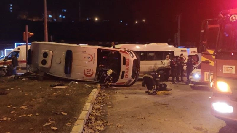 Çiçeği burnunda anneyi taşıyan ambulans personel servisiyle çarpışıp devrildi: 14 yaralı
