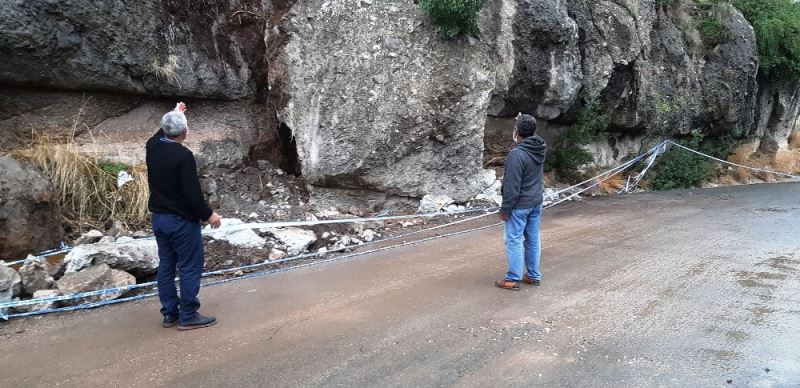 Bodrum’da tonlarca ağırlıktaki dev kaya parçası yola düştü
