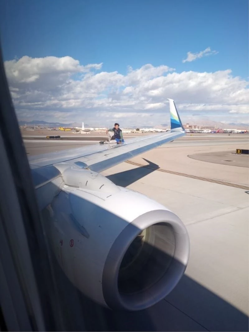 ABD’de bir kişi kalkış yapmaya hazırlanan uçağın kanadına tırmandı
