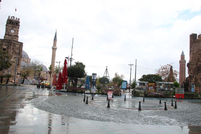 Kısıtlama yağışlı havayla birleşince Antalya sessizliğe büründü
