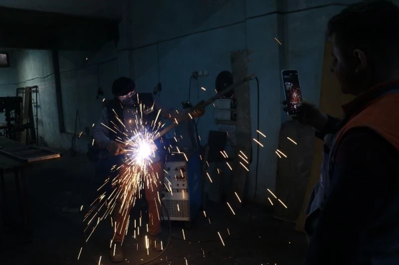 Elektro gitara benzettiği demir kürekle rock müzik yaptı
