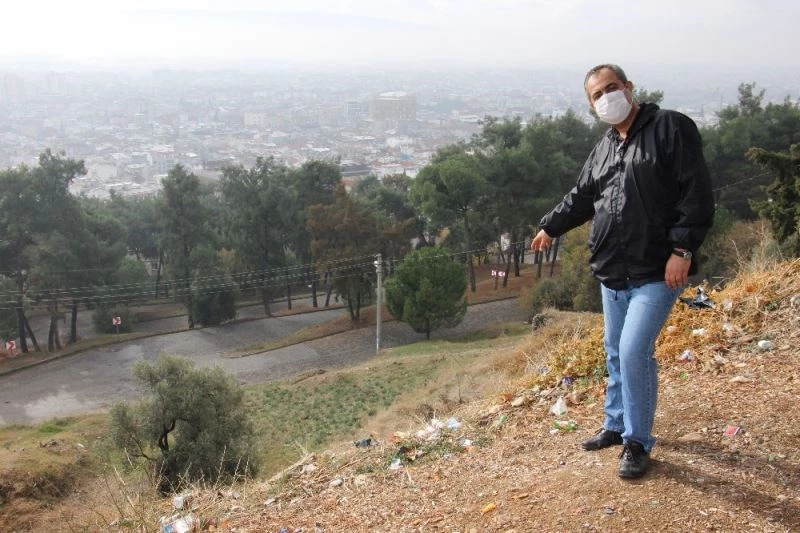 Aytepe’deki çöplere isyan ederek, vatandaşları temizlik etkinliğine davet etti
