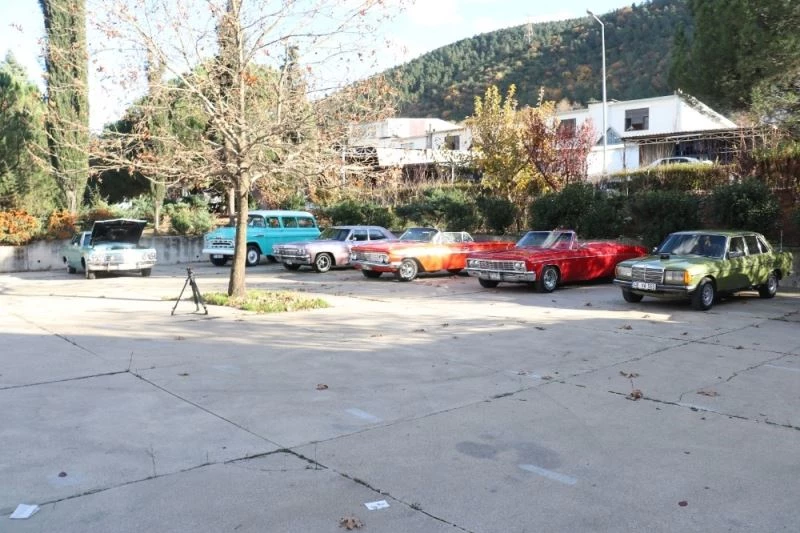 Eski araçları bulup klasik otomobile dönüştürüyorlar
