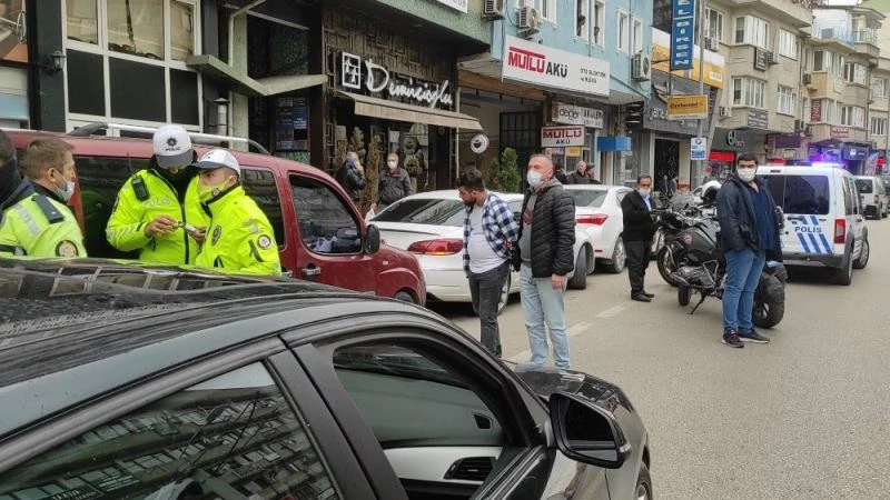 Bursa’da kovalamaca sonucu yakalanan araçtan uyuşturucu kullanma aparatı çıktı
