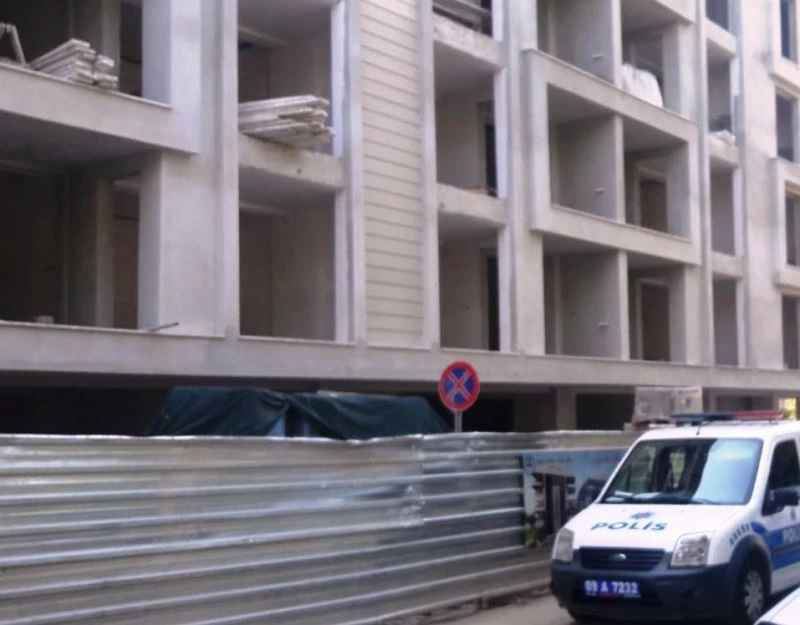 Karantinada olması gerekiyordu, inşaatta çalışırken yakalandı
