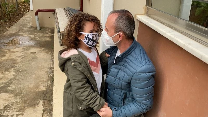 Türkiye’yi ağlatmıştı...Minik Ecem sağlıkçı babasına işte böyle kavuştu
