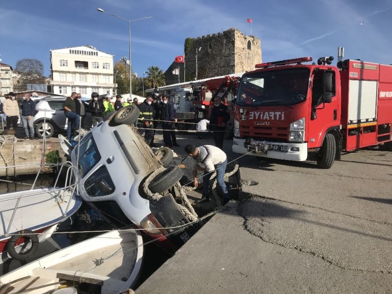 Denize düşmekten son anda kurtuldu
